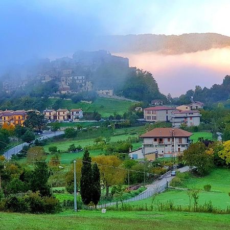 La Terrazza Sul Lago Turano Castel di Tora Luaran gambar