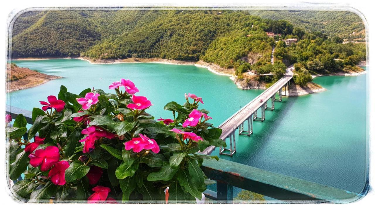La Terrazza Sul Lago Turano Castel di Tora Luaran gambar