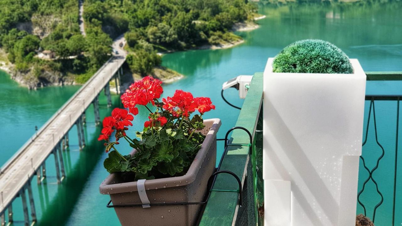 La Terrazza Sul Lago Turano Castel di Tora Luaran gambar
