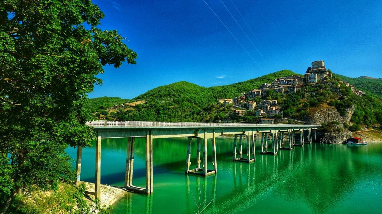 La Terrazza Sul Lago Turano Castel di Tora Luaran gambar