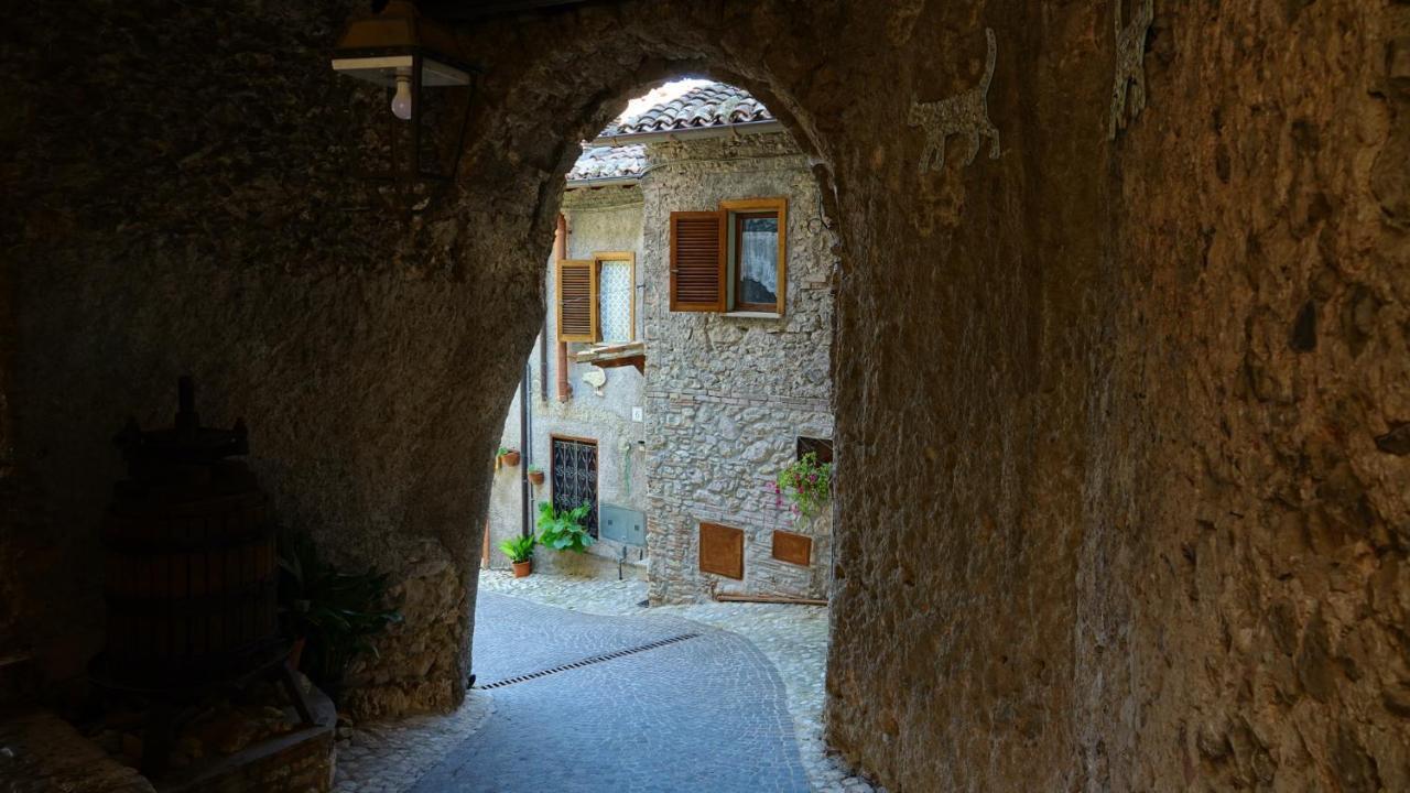 La Terrazza Sul Lago Turano Castel di Tora Luaran gambar