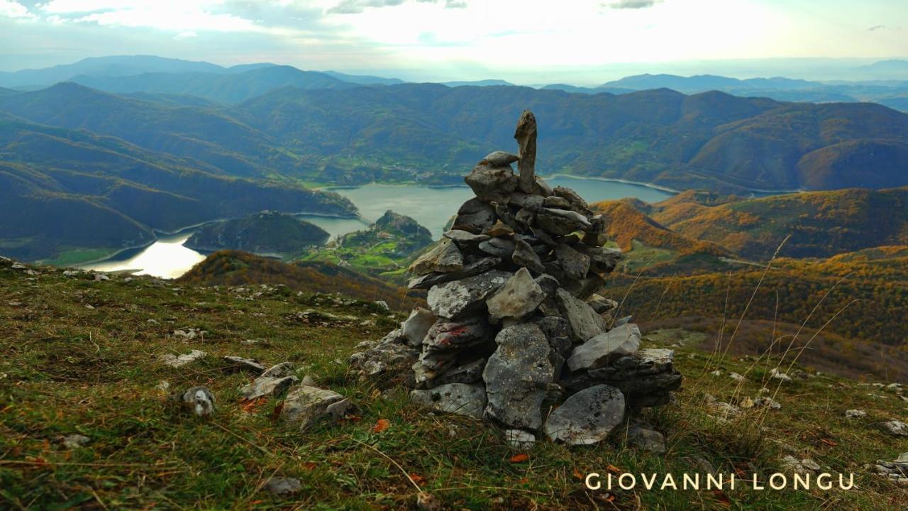 La Terrazza Sul Lago Turano Castel di Tora Luaran gambar