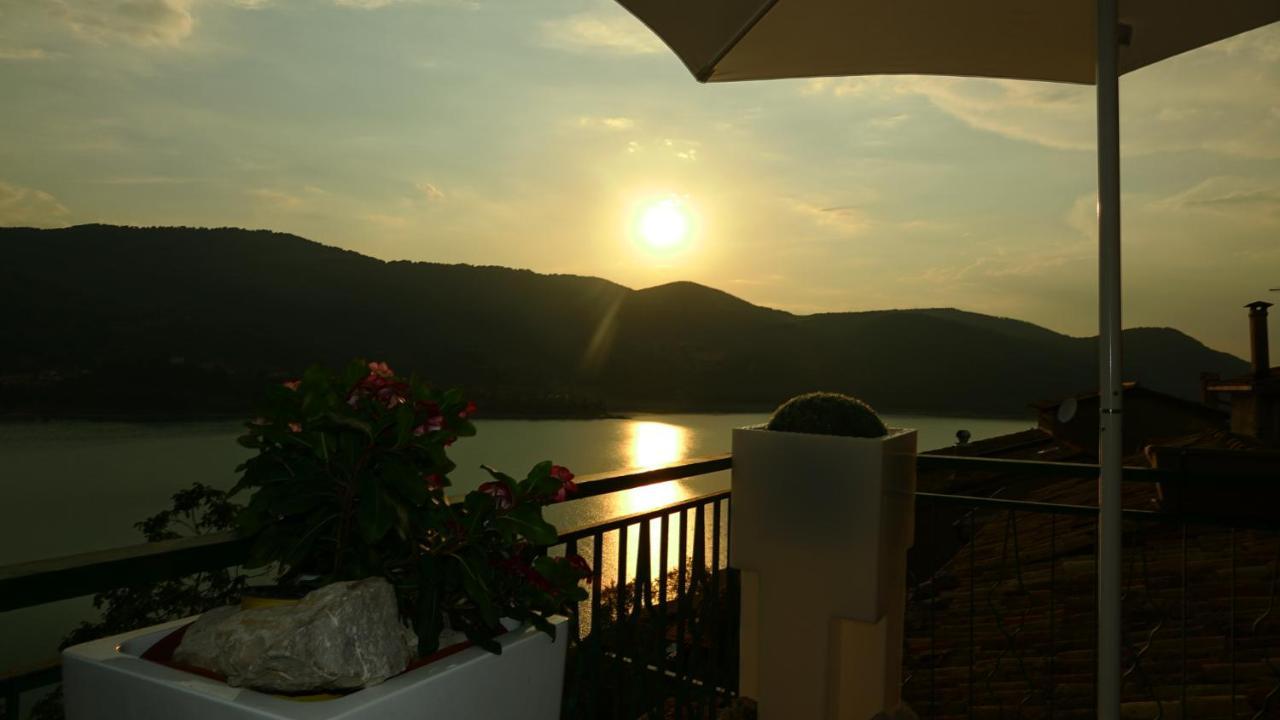 La Terrazza Sul Lago Turano Castel di Tora Luaran gambar