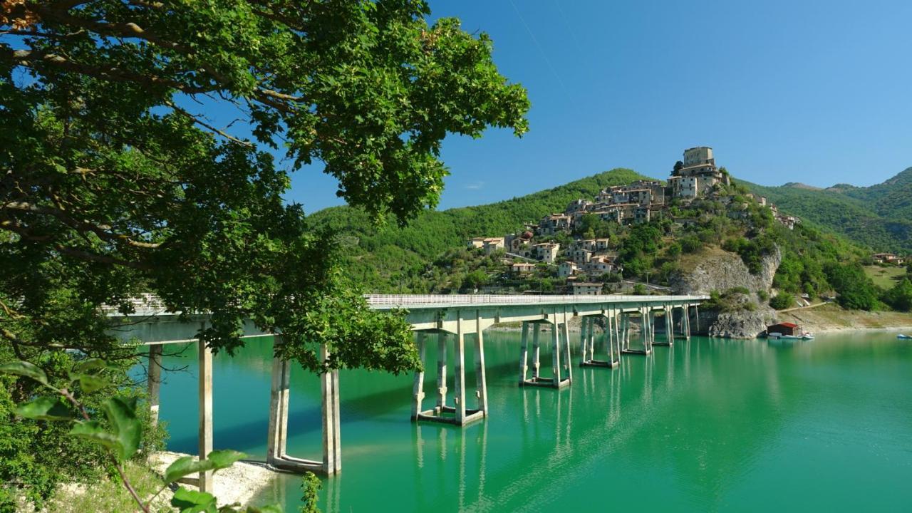 La Terrazza Sul Lago Turano Castel di Tora Luaran gambar