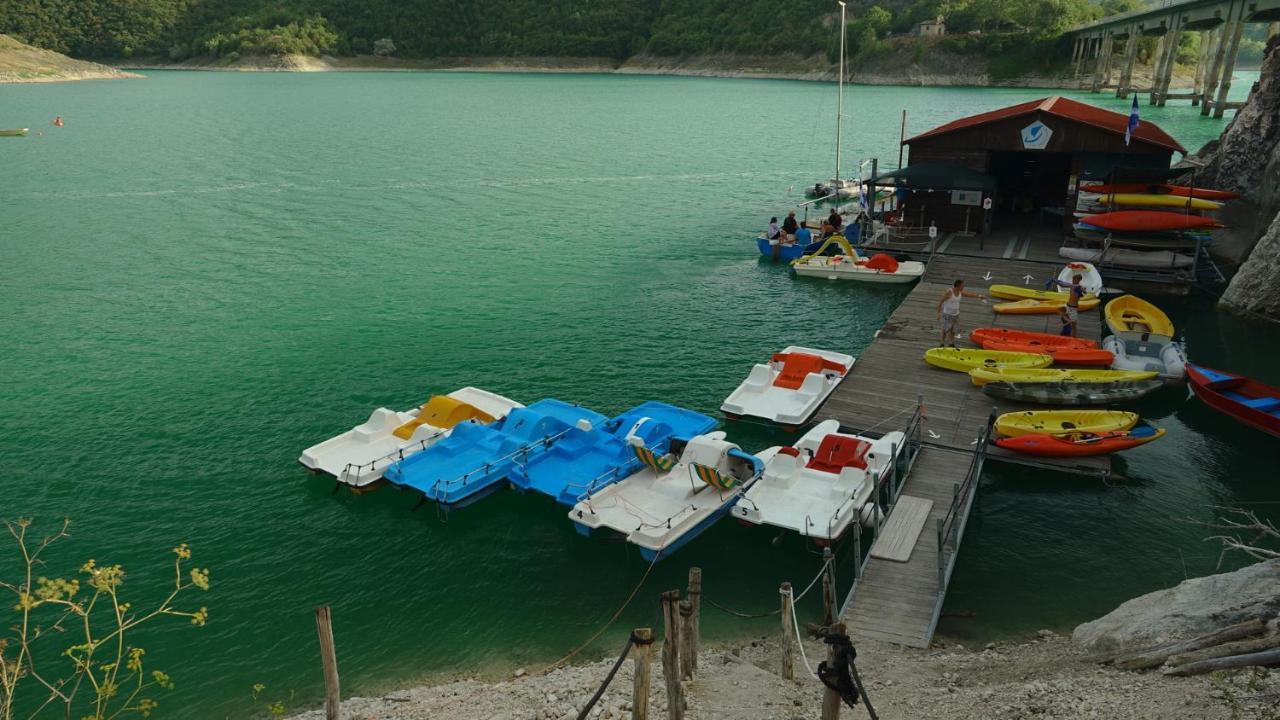 La Terrazza Sul Lago Turano Castel di Tora Luaran gambar