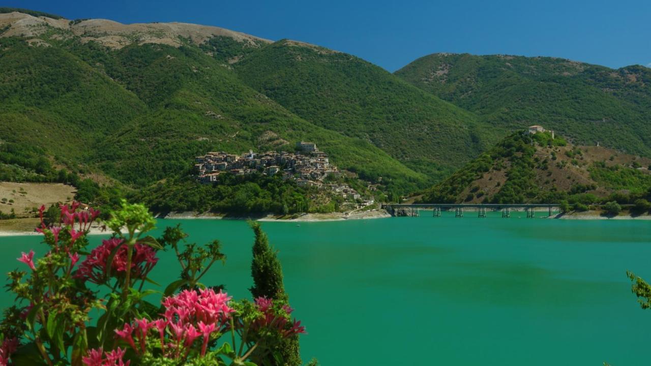 La Terrazza Sul Lago Turano Castel di Tora Luaran gambar
