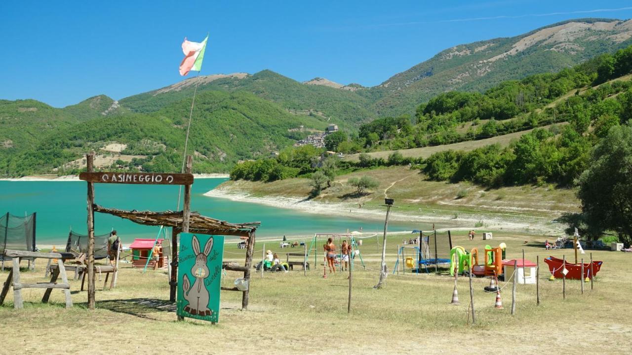 La Terrazza Sul Lago Turano Castel di Tora Luaran gambar