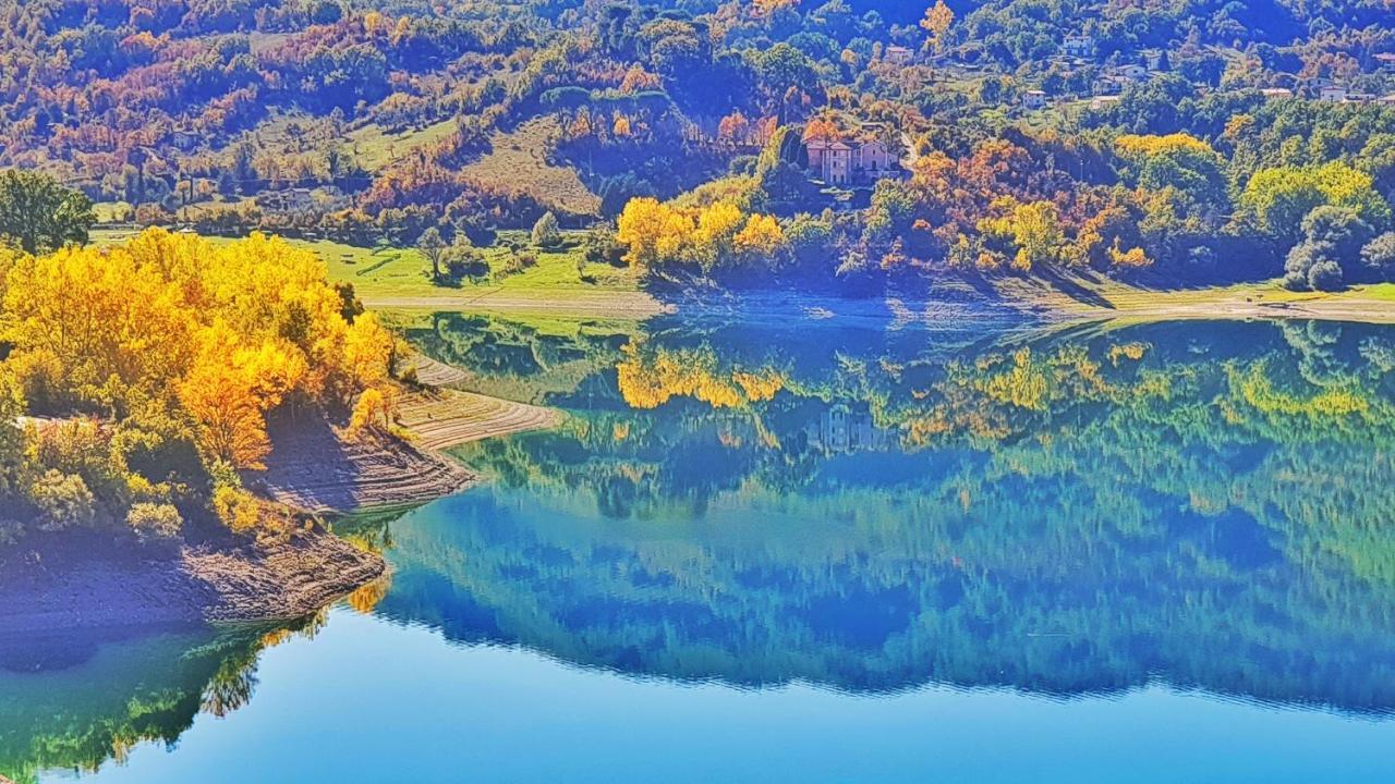 La Terrazza Sul Lago Turano Castel di Tora Luaran gambar