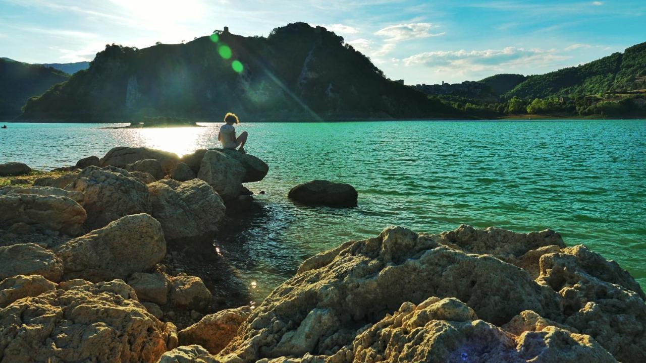 La Terrazza Sul Lago Turano Castel di Tora Luaran gambar