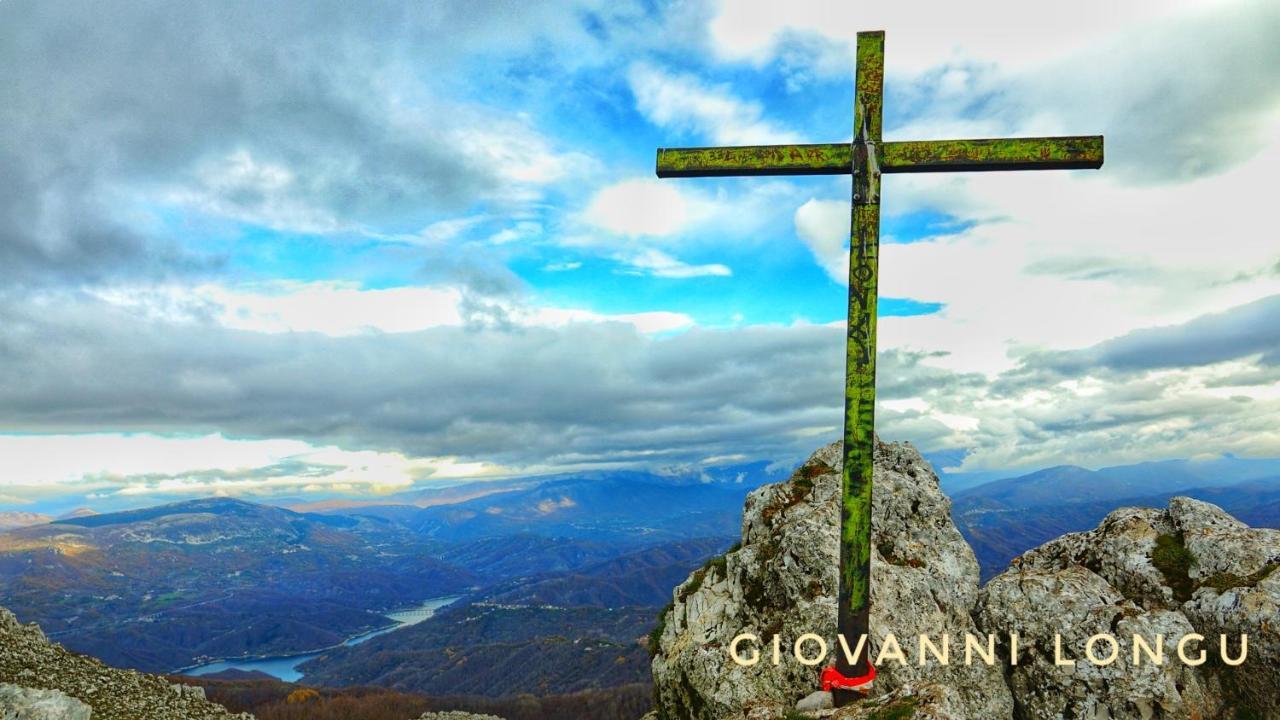 La Terrazza Sul Lago Turano Castel di Tora Luaran gambar