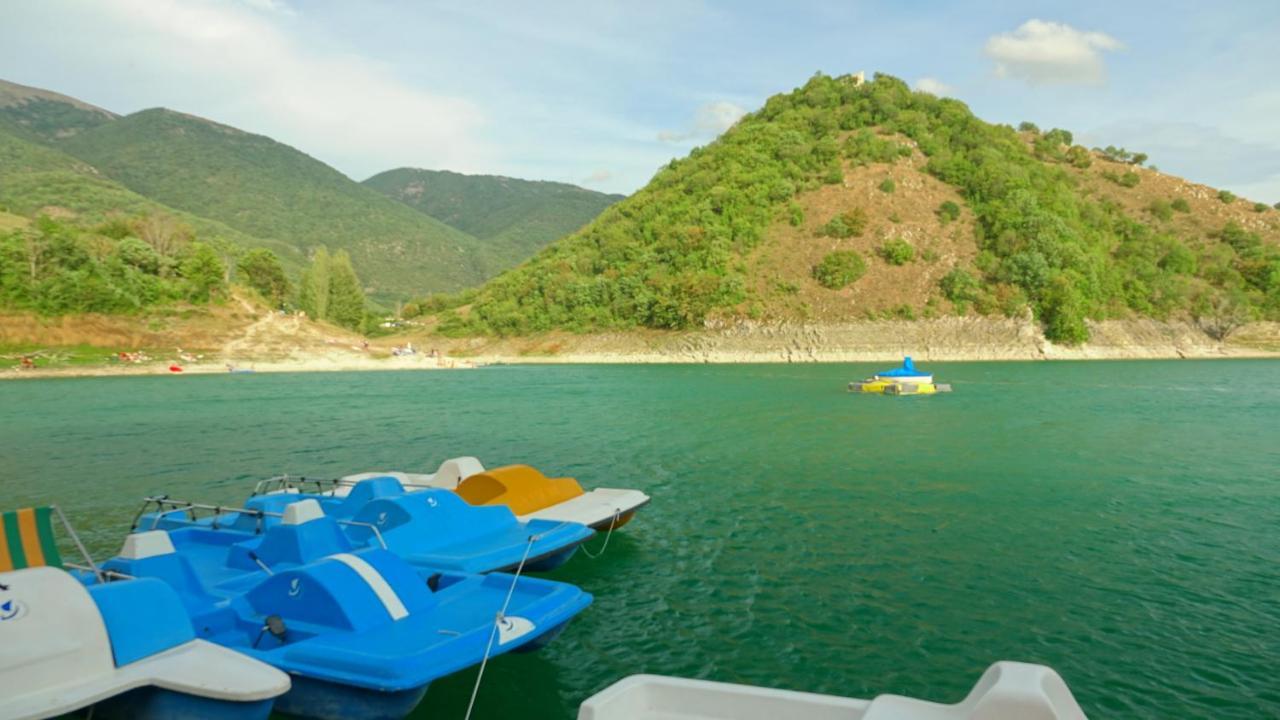 La Terrazza Sul Lago Turano Castel di Tora Luaran gambar