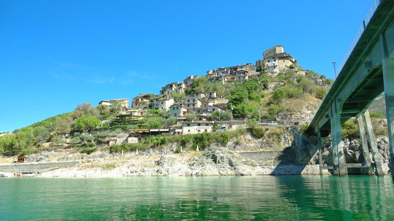 La Terrazza Sul Lago Turano Castel di Tora Luaran gambar