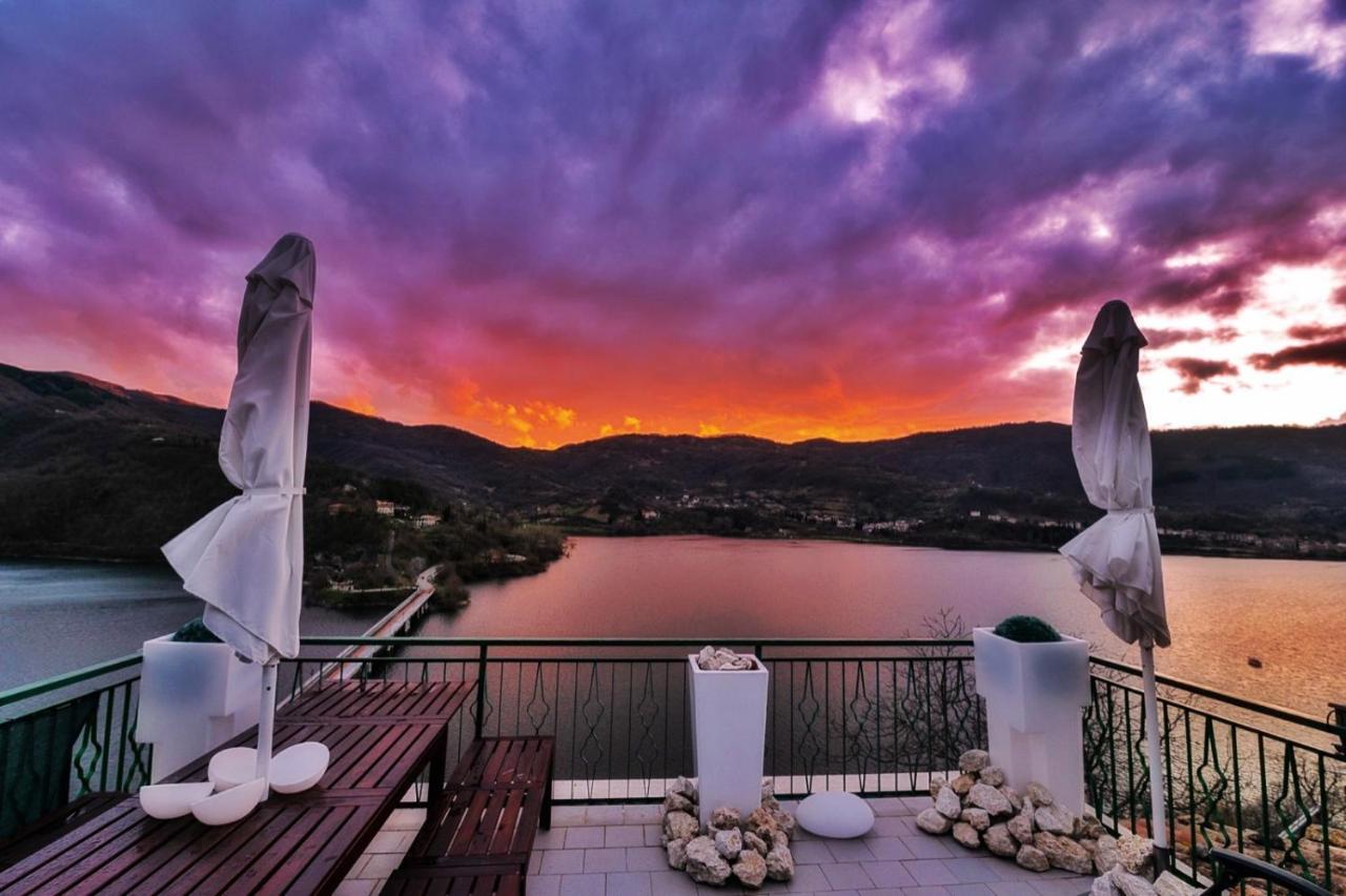 La Terrazza Sul Lago Turano Castel di Tora Luaran gambar