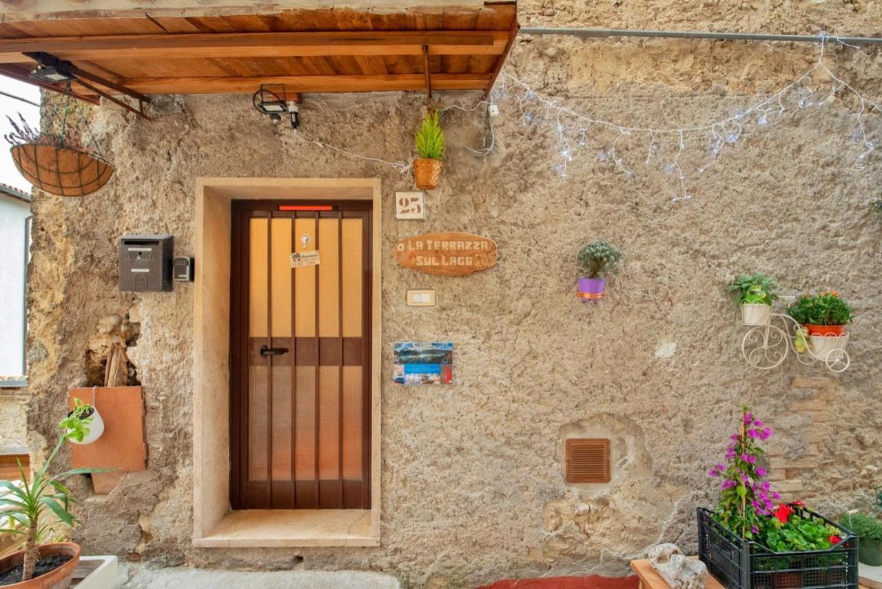 La Terrazza Sul Lago Turano Castel di Tora Luaran gambar