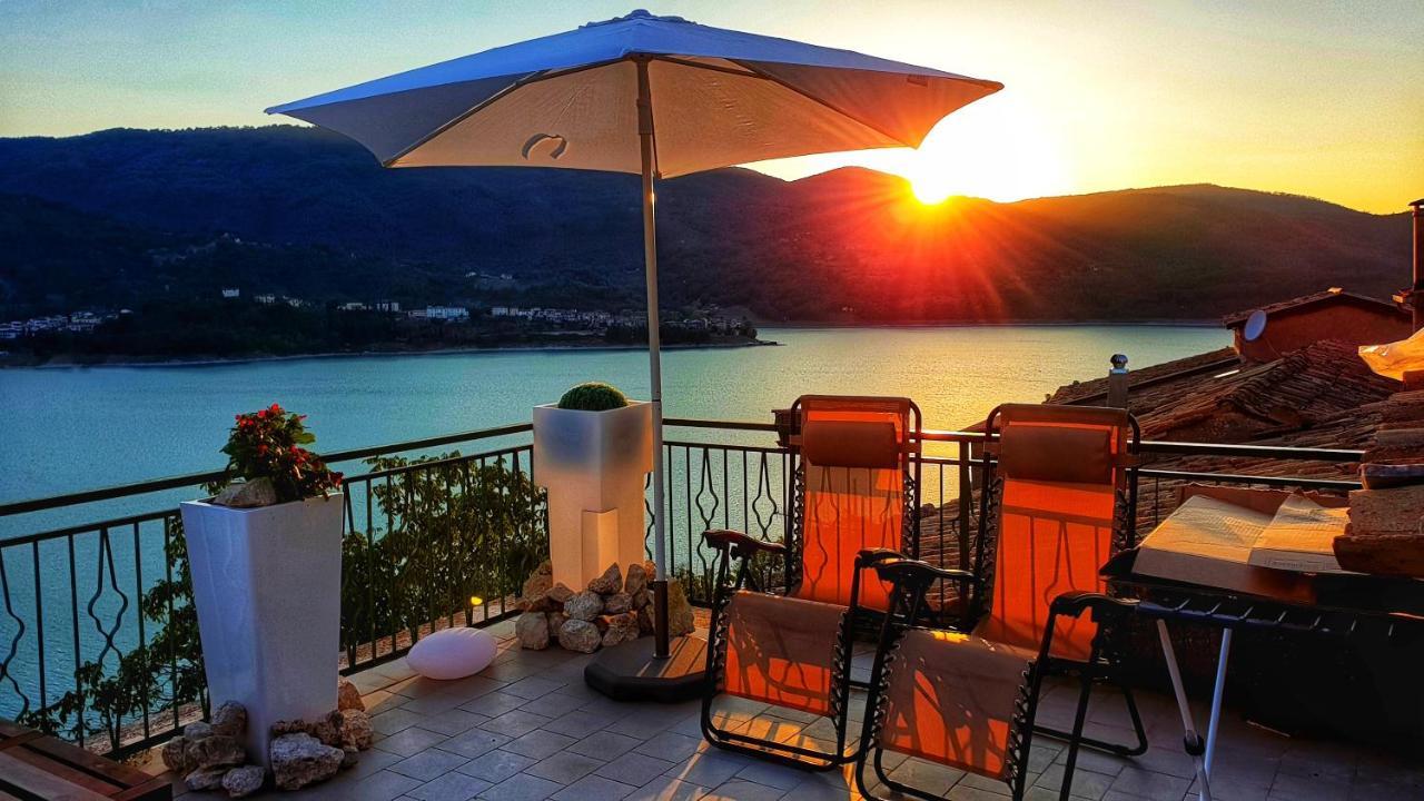 La Terrazza Sul Lago Turano Castel di Tora Luaran gambar