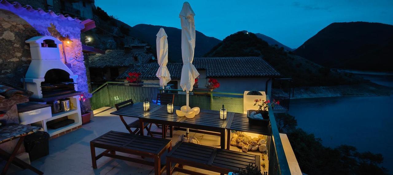La Terrazza Sul Lago Turano Castel di Tora Luaran gambar