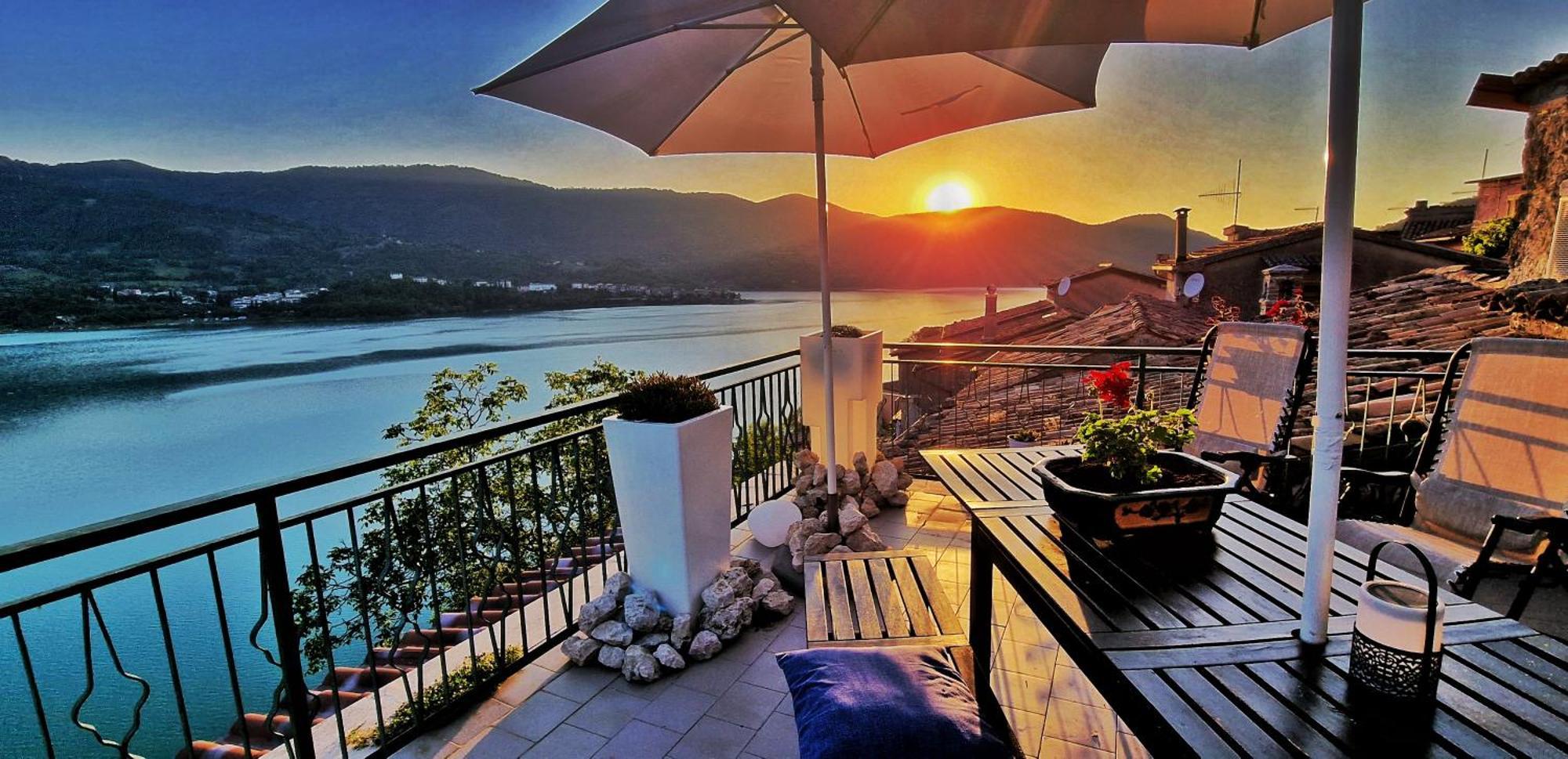 La Terrazza Sul Lago Turano Castel di Tora Luaran gambar