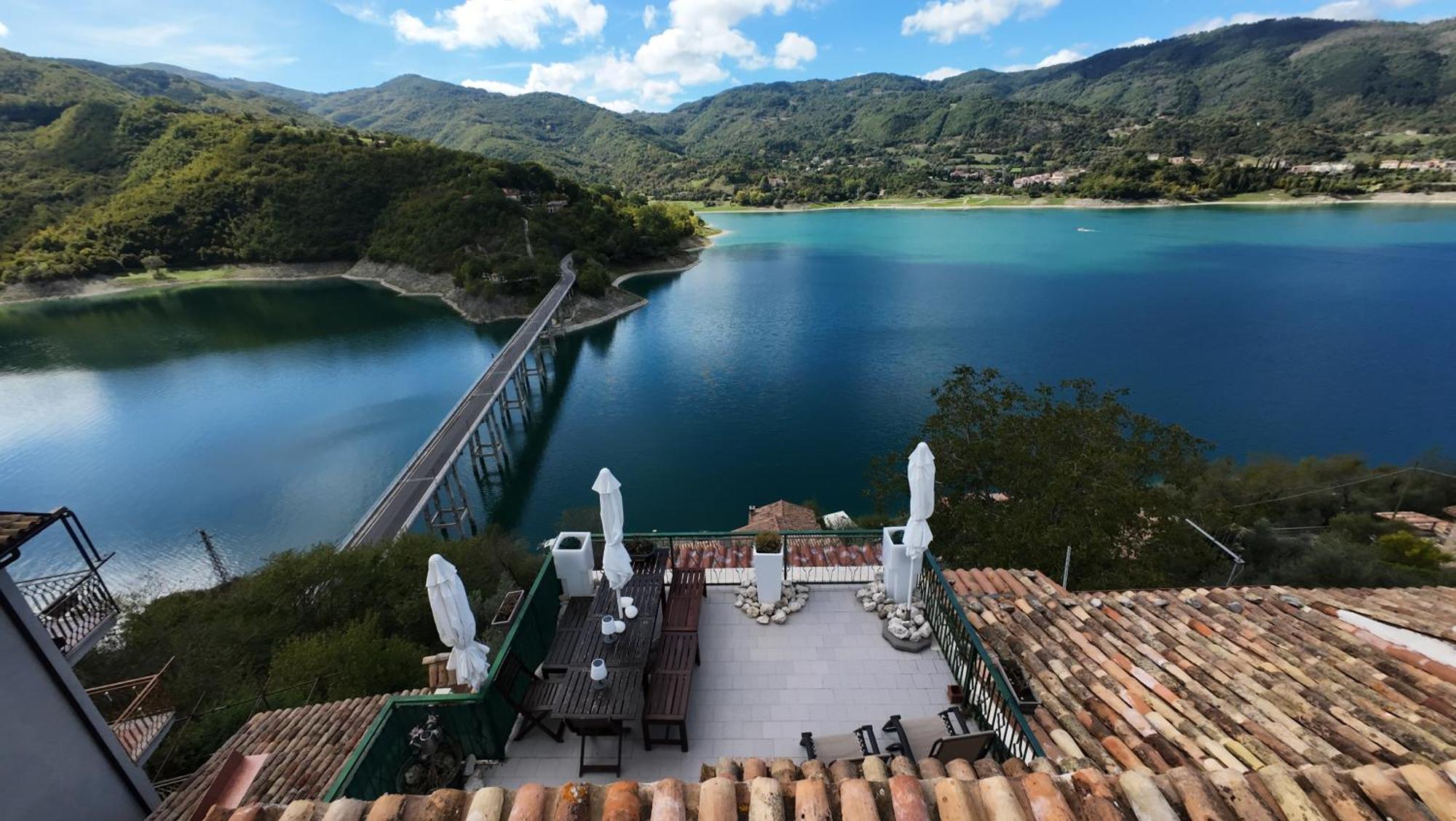 La Terrazza Sul Lago Turano Castel di Tora Luaran gambar